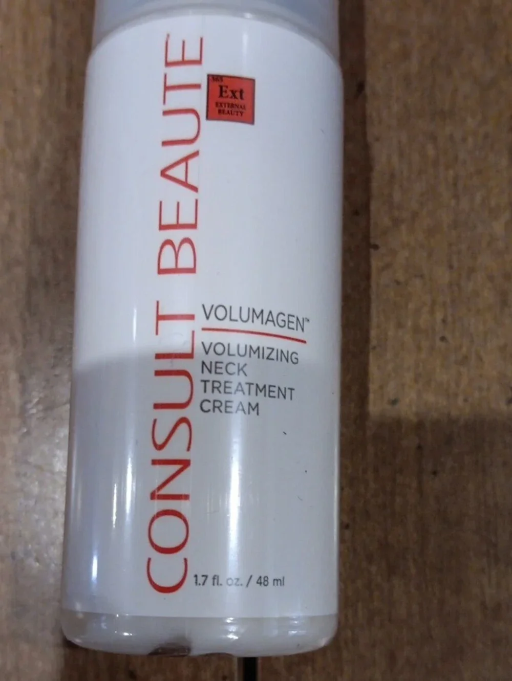Volumizing Neck Treatment Cream — White